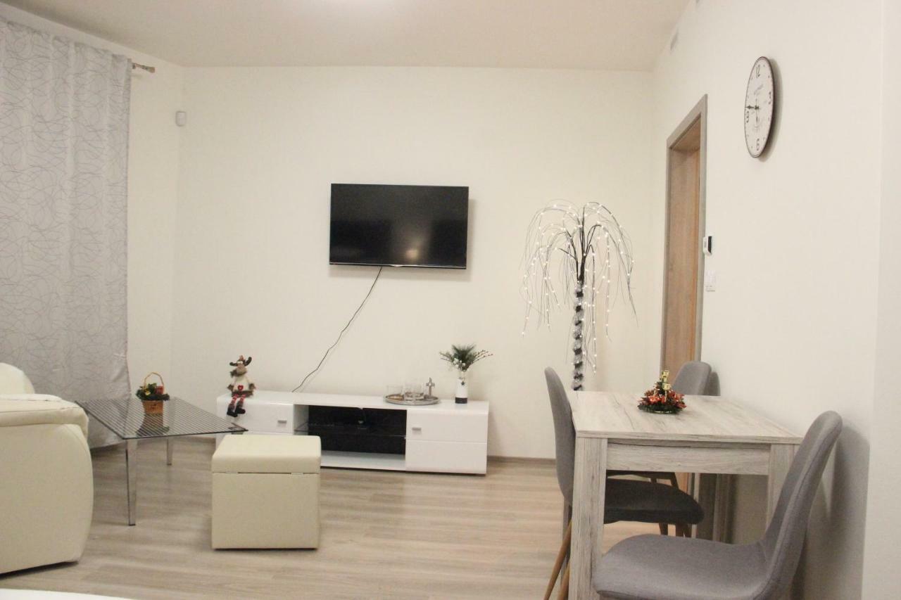 Апартаменты H+ Apartman Letiste Praha Экстерьер фото
