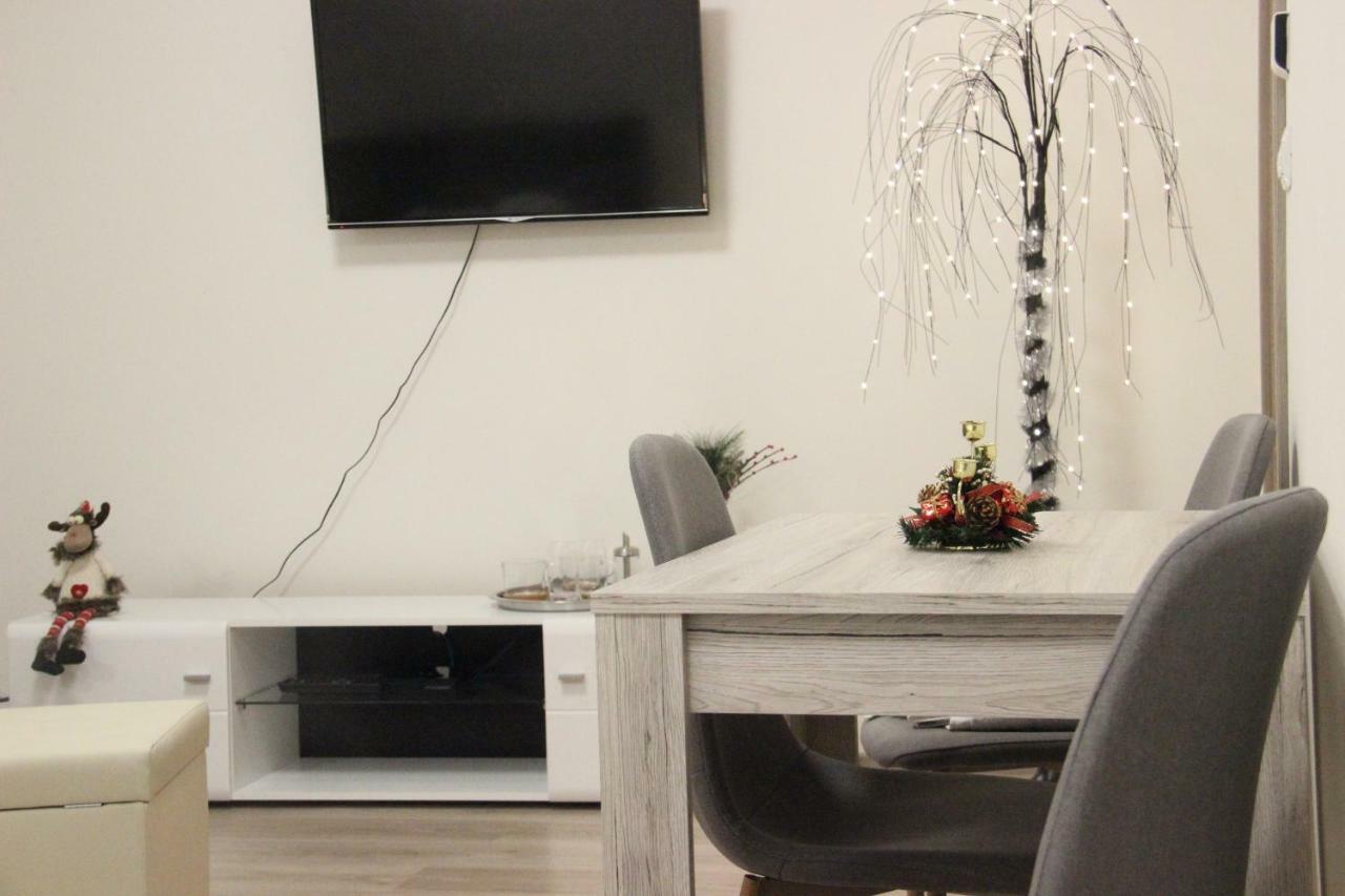 Апартаменты H+ Apartman Letiste Praha Экстерьер фото