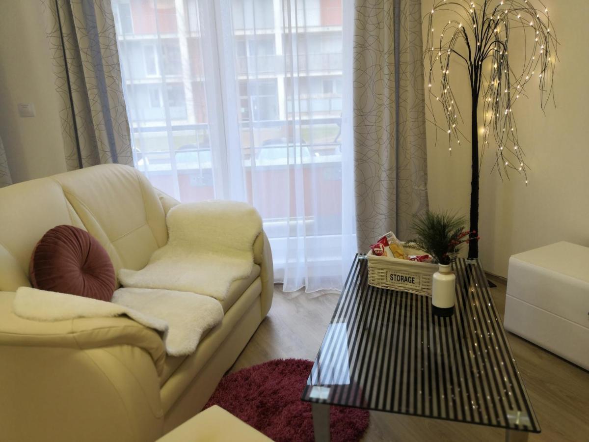 Апартаменты H+ Apartman Letiste Praha Экстерьер фото